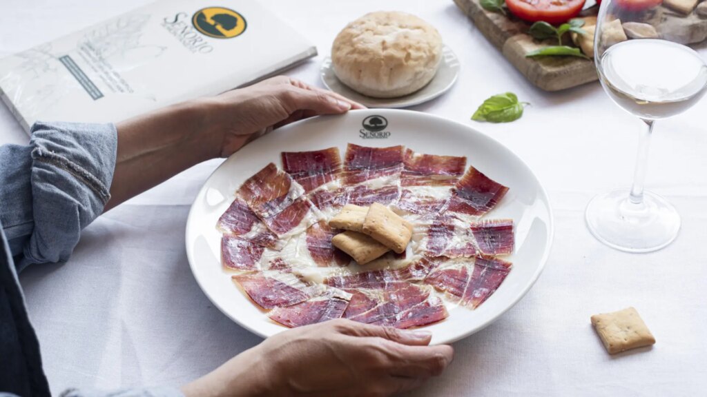 Cómo maridar mejor ese jamón ibérico que trae (a veces) la Navidad: una cuestión de burbujas
