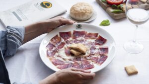 Cómo maridar mejor ese jamón ibérico que trae (a veces) la Navidad: una cuestión de burbujas