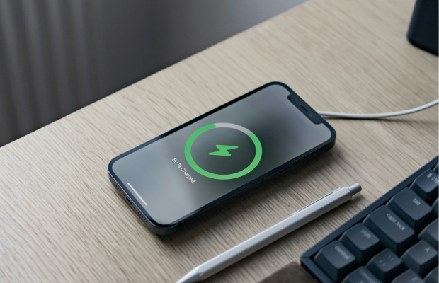 Conoce los riesgos de cargar tu celular durante toda la noche