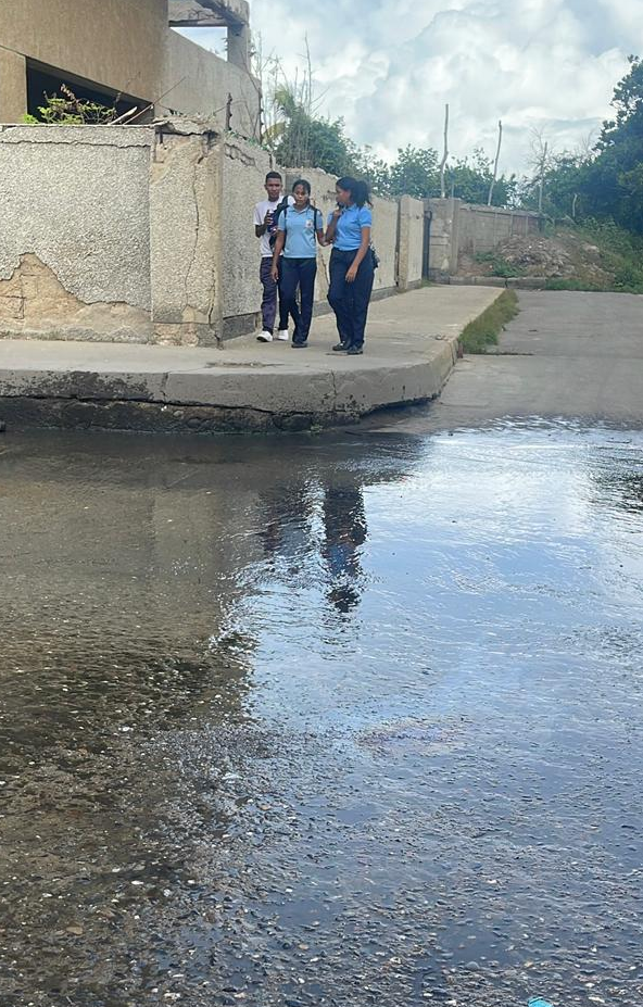 Continúa bote de aguas servidas en Puerto Viejo
