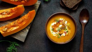 Crema de calabaza asada con crujiente de jamón, un plato fácil, rico y barato de temporada