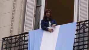 Cristina Kirchner se sienta otra vez en el banquillo de los acusados por una megacausa de corrupción | elperiodico.com