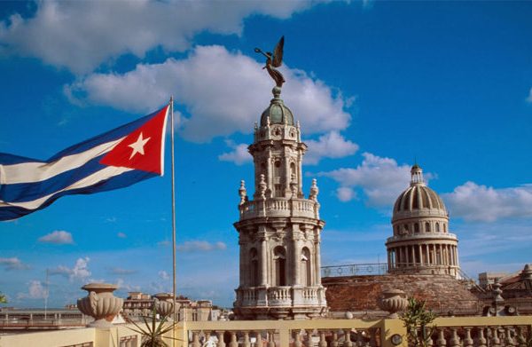 Cuba admite "dificultades financieras", pero promete "facilidades y garantías" a inversores