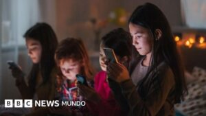 «Dejen que los niños se conozcan a sí mismos antes de que el mundo lo haga»: las razones de Australia para prohibir las redes sociales a los menores de 16 años