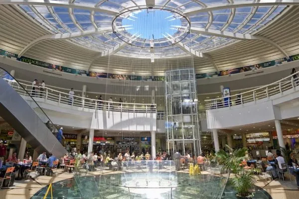 Destacan la apertura de tiendas de marcas internacionales en centros comerciales: permiten oferta variada