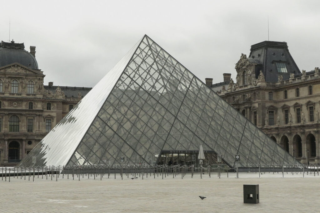 Detenido en Francia el presunto cuarto integrante del grupo que robó en el Louvre - AlbertoNews