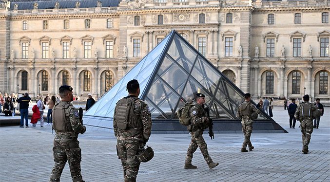 Detienen a cuatro sospechosos del robo al Louvre mientras hacían fila para un partido de fútbol