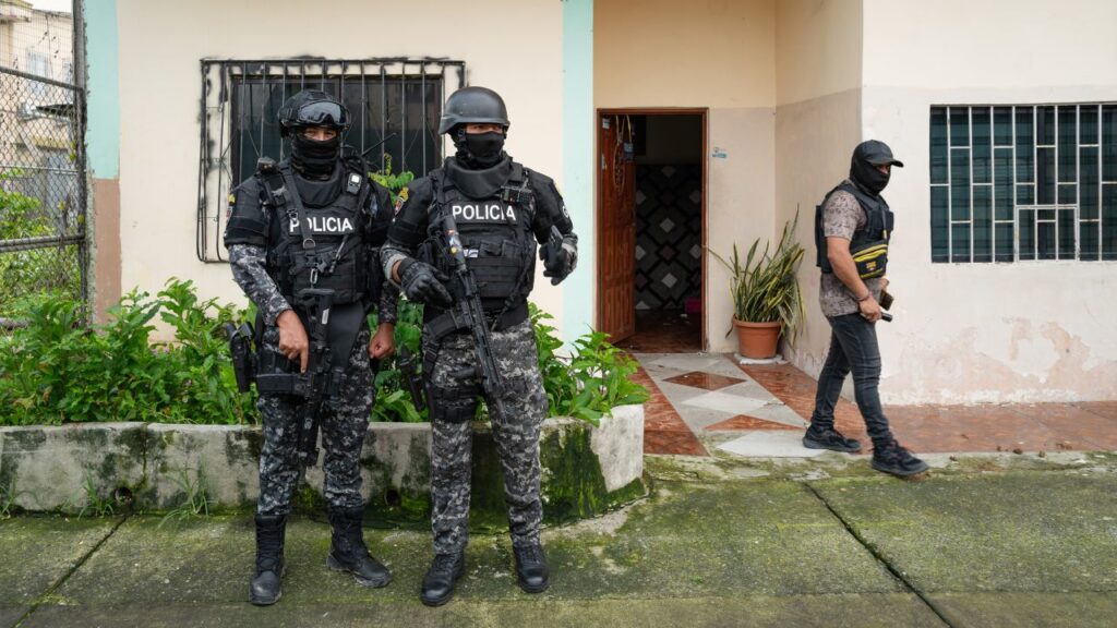 Detienen en Ecuador a sospechoso de transportar armas para disidencia de las FARC - AlbertoNews