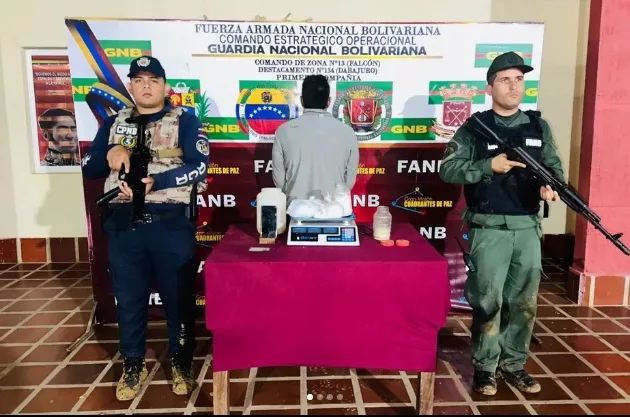 Detuvieron a sujeto con nueve envoltorios de presunta cocaína