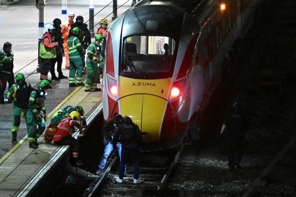Diez heridos y dos detenidos por ataque con arma blanca en un tren en Reino Unido - AlbertoNews