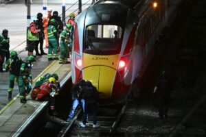 Diez heridos y dos detenidos por ataque con arma blanca en un tren en Reino Unido – AlbertoNews