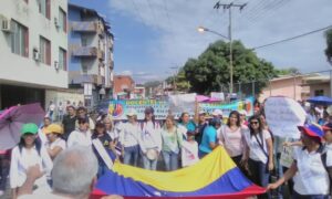 Docentes plantean bono navideño de 400 dólares