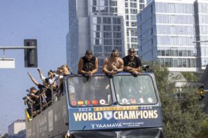 Dodgers desataron la «marea azul» en Los Ángeles tras bicampeonato de Serie Mundial (FOTOS)