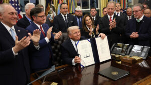 Donald Trump promulgó la ley para poner fin al cierre más largo de la historia del Gobierno de Estados Unidos – AlbertoNews