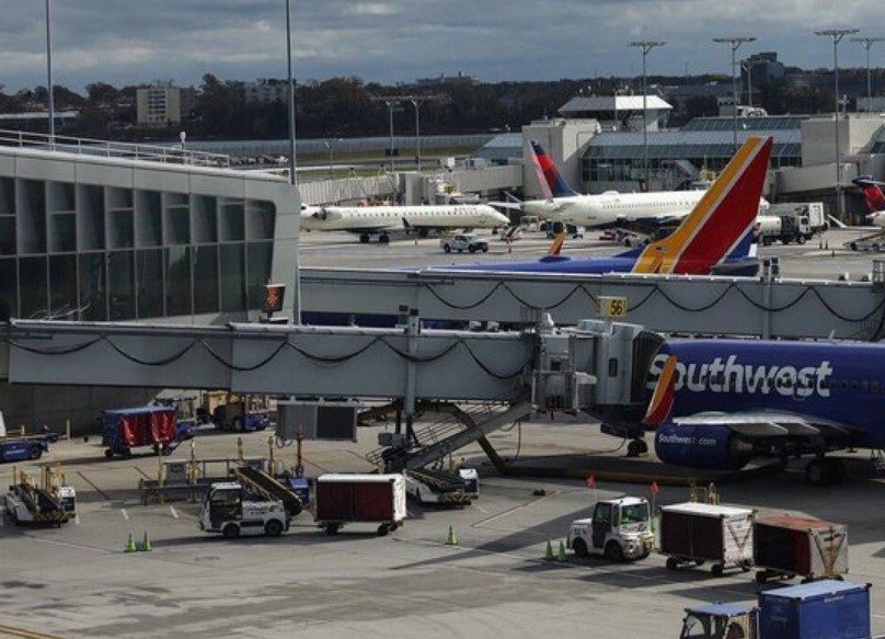 Dos aviones chocan en pista en Nueva York ante la escasez de controladores en EEUU - AlbertoNews