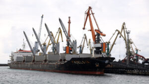 Dos buques civiles extranjeros, dañados en un ataque ucraniano a un puerto ruso