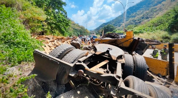 Dos personas murieron al volcar gandola cargada de madera en tramo Valencia-Puerto Cabello