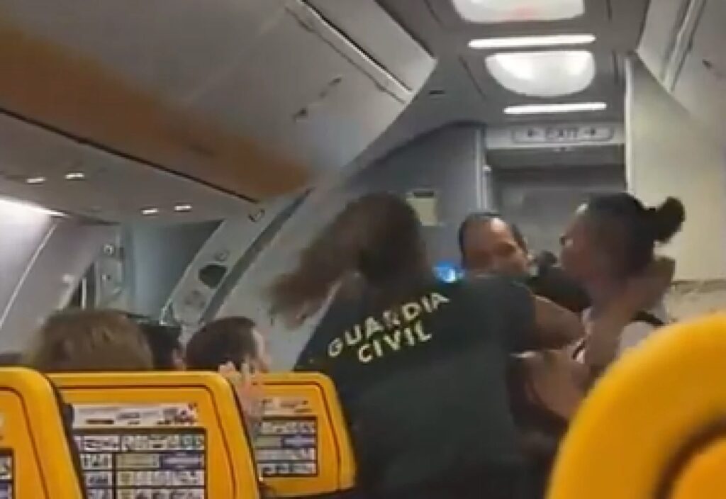 Dos policías resultaron heridos al intentar detener a una luchadora de MMA en un avión
