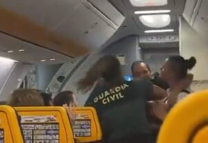 Dos policías resultaron heridos al intentar detener a una luchadora de MMA en un avión