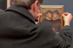 Dos tiktokers burlaron la seguridad del Louvre y colgaron un cuadro suyo en la sala de La Gioconda