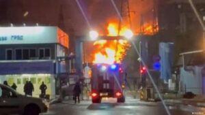 Drones ucranianos alcanzan una central eléctrica rusa – DW – 23/11/2025