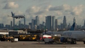 EE.UU. normalizará operaciones aéreas a partir del lunes – DW – 17/11/2025