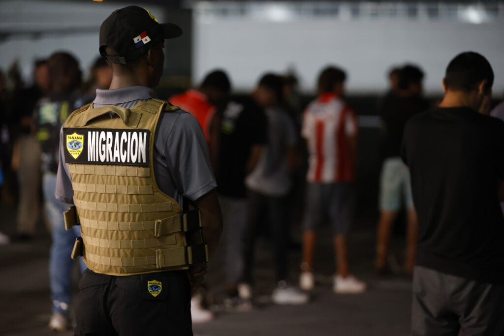 EE.UU. ordenó revisar tarjetas de residencia a migrantes de «países de preocupación»
