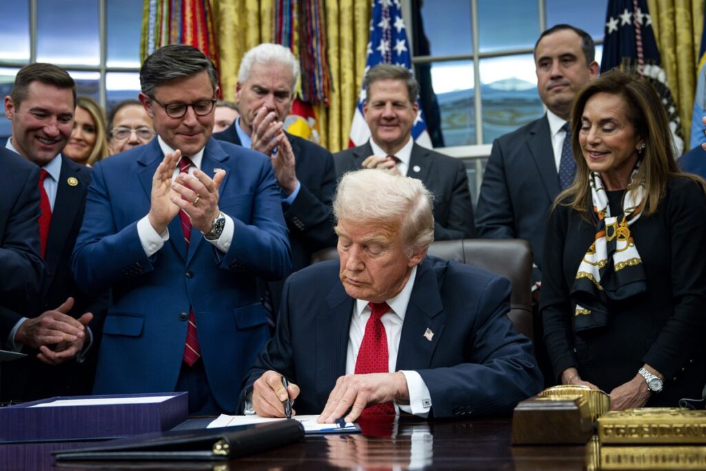 EEUU pone fin a 3 días de cierre de gobierno, tras decreto de Trump