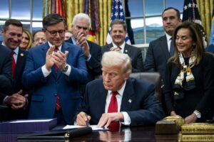 EEUU pone fin a 3 días de cierre de gobierno, tras decreto de Trump