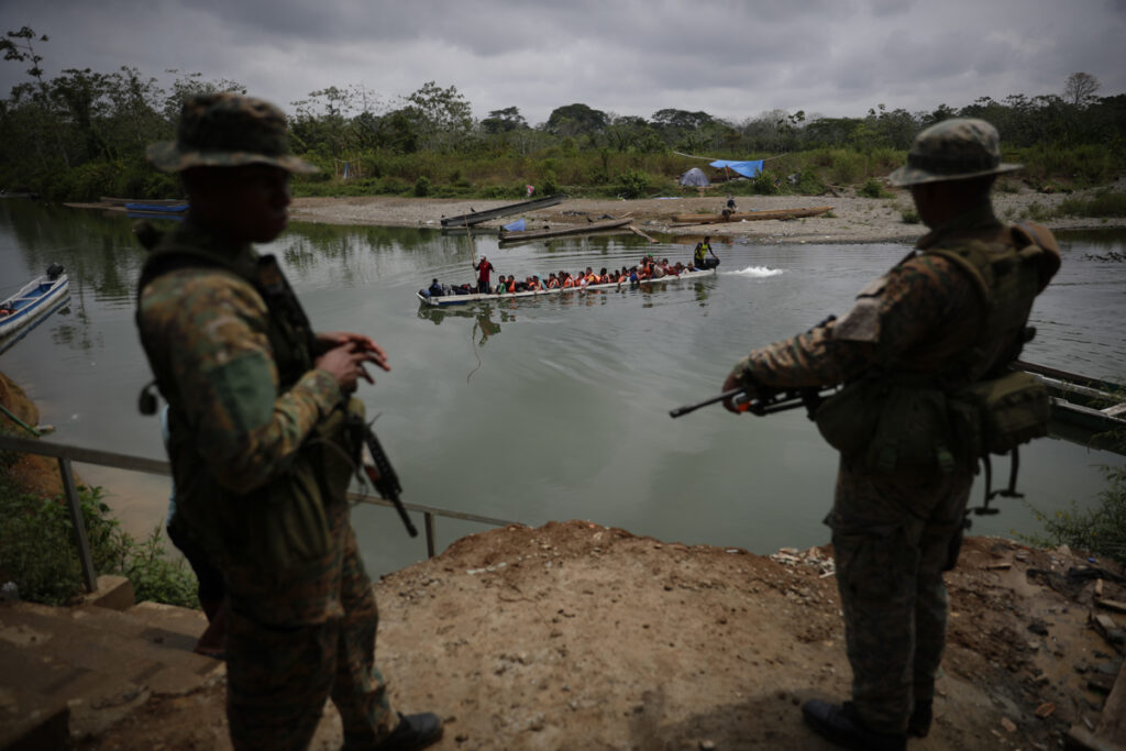 Más de 300. 500 migrantes