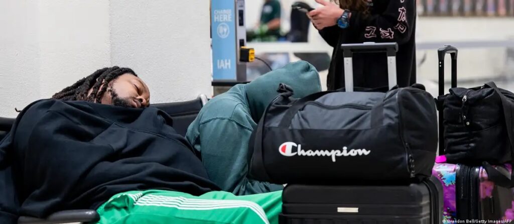EE.UU. supera por segundo día los mil vuelos cancelados - AlbertoNews
