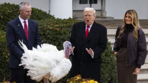 ESTADOS UNIDOS | Trump indulta a los pavos Gobble y Waddle por Acción de Gracias y bromea con anular los perdones otorgados por Biden | elperiodico.com