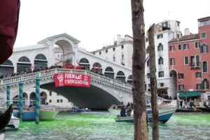 Ecologistas tiñen de verde el Gran Canal de Venecia en protesta contra el cambio climático