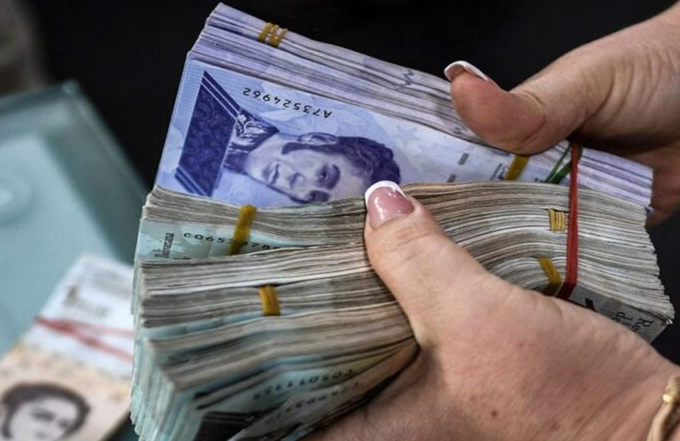 Economista estima que la inflación cerrará el año cerca de 250 % y el dólar a Bs. 315