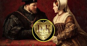 El Corazón de los Tudor, la valiosa joya que cuenta la historia de amor entre Enrique VIII y Catalina de Aragón, podría acabar en una colección privada