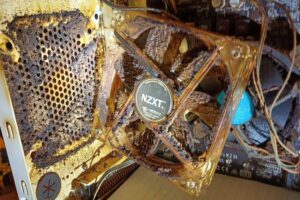 El PC de un usuario está tan destrozado y hecho mierda que parece sacado de un futuro postapocalíptico