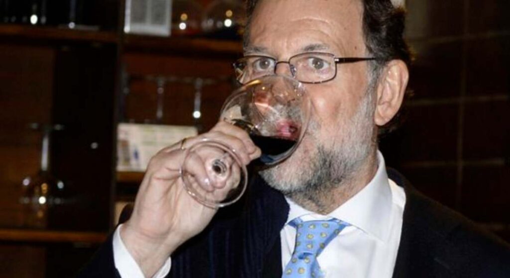 El PP pasa del "viva el vino" de Rajoy a defender las bondades del zumo natural de naranja