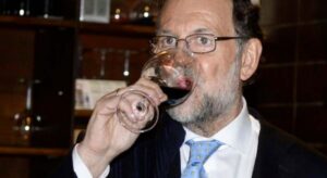El PP pasa del «viva el vino» de Rajoy a defender las bondades del zumo natural de naranja