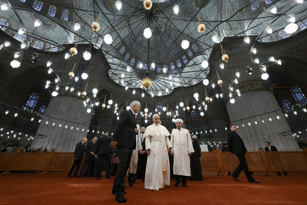 El Papa visita la Mezquita Azul de Estambul en su tercer día de viaje en Turquía