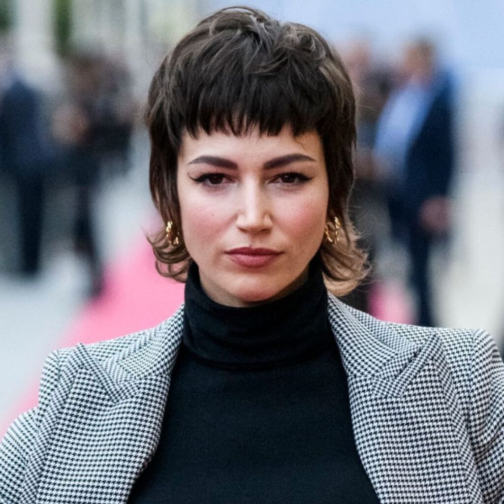 El Pixie largo con capas suaves: un corte que ilumina tu rostro