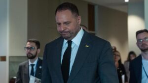 El ayudante de Zelenski reivindica su inocencia y anuncia que se va al frente de guerra | elperiodico.com