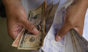 El bolívar sigue desplomándose ante el nuevo monto del Dólar BCV