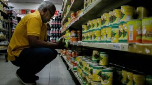 El calvario de los venezolanos: recorrer hasta 15 kilómetros para comprar comida a buen precio
