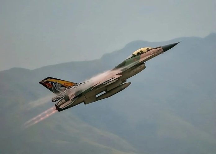 El chavismo sacó los F-16 más de 24 horas después del sobrevuelo de los B-52 de EEUU cerca de Venezuela (VIDEO)