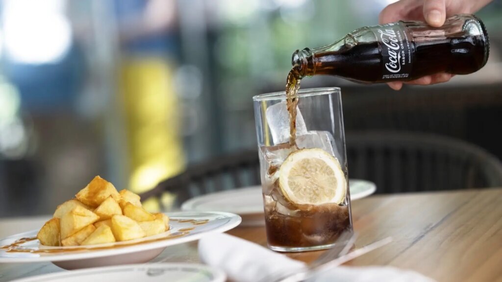 El curioso motivo por el que en los bares te ponen siempre una rodaja de limón en la Coca-Cola