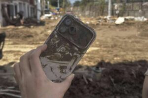 El extraño caso de un iPhone 17 que sobrevivió a una inundación que arrasó con casas y vehículos