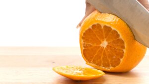 El ingenioso truco que no conocías para aprovechar las cáscaras de la naranja en la nevera