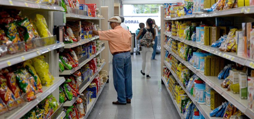 "El mercado quincenal ya no existe": compras promedio en supermercados se sitúan entre ocho y 23 dólares