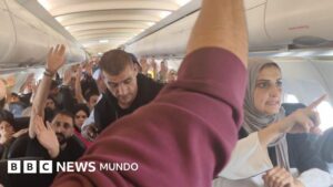 El misterio del avión que llegó a Sudáfrica con decenas de palestinos a bordo