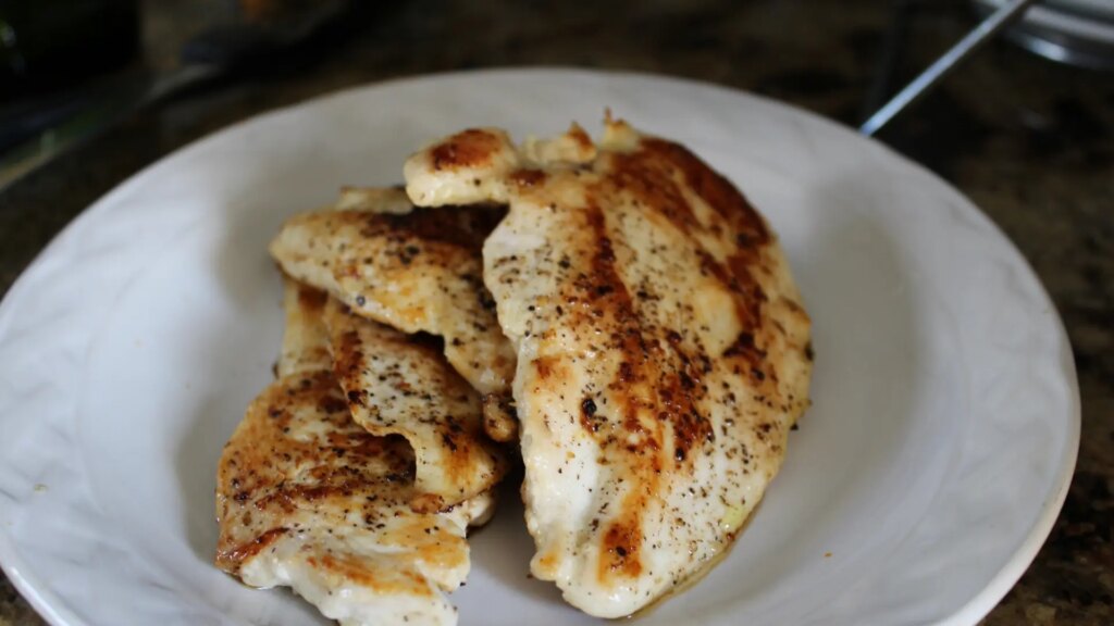 El motivo por el que hay que poner vinagre en la sartén al freír la pechuga de pollo